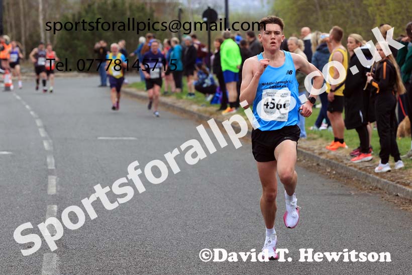 Senior mens relay, 2025 Elswick Harriers Good Friday Road Relays, Newburn, Newcastle upon Tyne. Photo: David T. Hewitson/Sports for All Pics